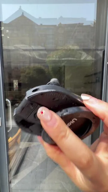 Shoot anywhere, anytime! This vacuum magnetic phone stick is so strong—no more asking for help, just nail your solo vlogs! #ToolsForSoloVlogging #VlogGear #PhoneMount #MagneticPhoneHolder #Ulanzi