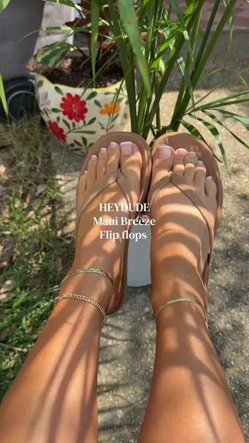 I could not make it through southern summer without my Maui breeze flip flops from @HeyDude 