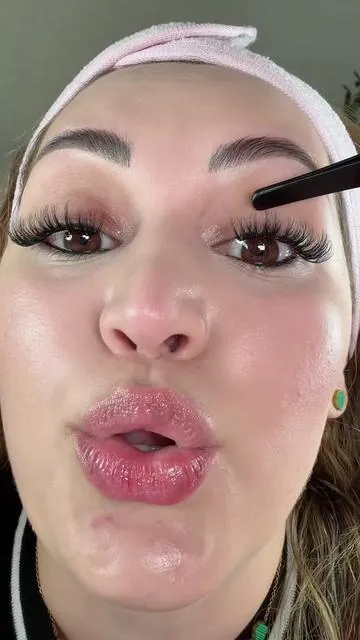 Pestañas sin pegamento y me encantaron Se ponen en segundos y se ven súper bonitas#clusterlashes #beautyhack #gloup #lashlover #tiktokmademebuylt @CofierLashes-Kiki 