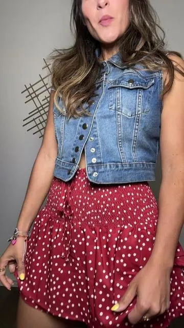 Me encanta que no es ajustada y que tiene mucho movimiento! Mido 5’6 soy 138lb estoy usando médium. #short #shortoutfit #skirtoutfits #flowyskirt #tiktokshopspringglowup 