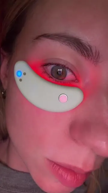 These little gadgets have literally saved me, no more raccoon eyes! #darkundereyes #undereyecircles #undereyes #mariobadescu #hollowundereyes 