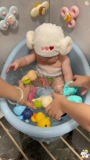 1 really want to recommend this bathing toy to you. There are children at home. Children don't like to take a bath. They cry when they take a bath. Be sure to look at this children's bathing toy, so that the baby likes to take a bath. It doesn't cry or make a fuss when taking a bath. And it's super safe. You don't need to plug it in or charge. The most important thing is that the price is really great and cost-effective now! #funs #familytime #toy