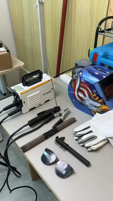 Soldadora portátil pequeña, repara piezas de metal en casa tú mismo. ¡Ahorra dinero en contratar profesionales!#weldingmachine #portableweldingmachine #householdweldibgmachine #110VWelder #PortableWelder 
