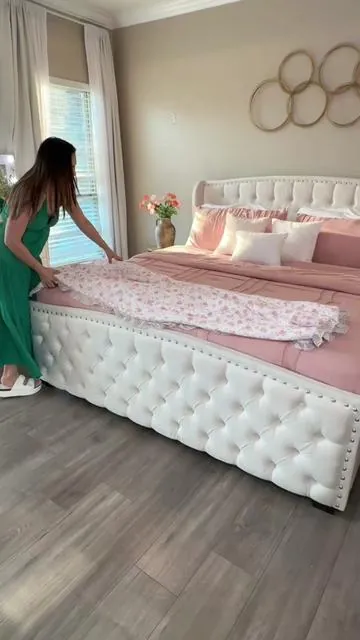 Marco de cama capitonado y acolchonado con tela tipo terciopelo. Disponible en tamaños Queen, King y California King, con varios colores elegantes para transformar tu habitación. marco de cama capitonado cama tapizada con botones bed frame queen king california king marco de cama acolchonado #marcodecama #bedframe #RefreshedLook #maryferflor #tiktokshopspringglowup @amerlifeofficial 