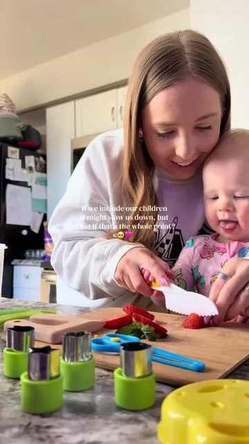 They want to be included🤍 Always choose connection over convenience ✨ #montessori #montessoritoddler #kidskitchenset #kitchentoolsforkids 