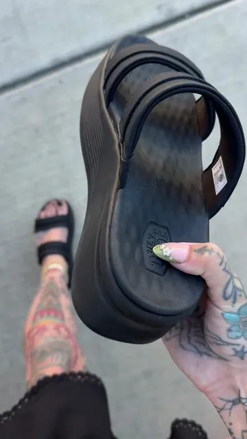 @HeyDude #heydudeshoes #platformsandals #comfysandals #momoutfit #altoutfits 