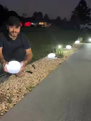 Luces solares decorativas tipo piedra que transforman tu jardín o patio en un ambiente cálido y elegante. Se cargan con energía solar durante el día y se encienden automáticamente en la noche, con opción de luz blanca o colores RGB. Resistentes al agua y perfectas para senderos, césped o decoración exterior sin cables. solar garden lights outdoor waterproof landscape lighting patio decor lights rgb outdoor lighting yard lights #solarlights #gardendecor #outdoorlighting #tiktokshopspringglowup #tiktokshopcreatorpicks 