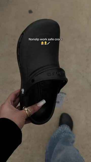 @Crocs #tiktokshopcreatorpicks #tiktokshopspringglowup #crocsnonslip #crocsworkshoes #nursecrocs 