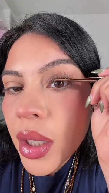 What’s your favorite black or brown lashes ?? I can make a video with the light brown ones to let me know those look even more natural but with personality 😝 regardless these lashes are gorgeous they make your eyes stand out and more open wide awake effect! @Maxcomfi Lashes #maxcomfi #lashclustersathome #tiktokshopspringglowup #brownlashes 
