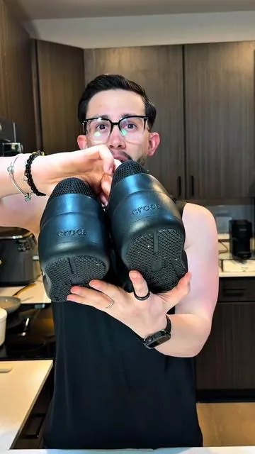 Si trabajas muchas horas de pie sabes lo importante que es tener zapatos cómodos… estos Crocs Bistro Work Sneakers son antideslizantes, ligeros y perfectos para restaurante, bar o cocina 🔥 #crocs #workshoes #slipresistant #restaurantlife #tiktokshopfinds @Crocs 