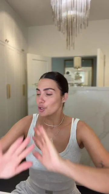 Les quiero compartir que estoy probando estos parches para los ojitos de @Biodance Store US  👀💆🏻‍♀️ Los rosaditos son más para arruguitas y firmeza, y los moraditos para ojeras y manchitas… así que claramente estoy usando ambos 😂💁🏻‍♀️ Me gustó que no se resbalan (eso siempre me pasa 😅) y se sienten súper cómodos, como que sí se quedan en su lugar y se absorben completos hasta que quedan todos sequitos. Vamos a ver cómo me va usándolos más seguido… les cuento 👀✨ #biodance #eyepatches #darkcircles #antiwrinkle #diamondpatch