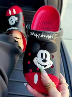 @Crocs Disney Mickey Mouse x Crocs Collab

#crocs #crocsclogs #clogs #clogshoes #greenish 