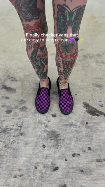 The black soles are a total upgrade 😻💜🖤✨ @vans #vans #sliponshoes #altoutfits #altmom #momoutfit 