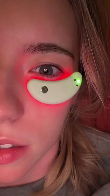 These lil gadgets have saved me, no more raccoon eyes! #undereyes #darkundereyes #undereyecircles #mariobadescu #redlighttherapy 