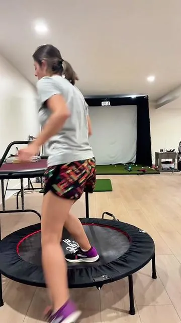 Tener un trampolín en la casa es una de las mejores inversiones para tu salud física y mental ! #trampolin #trampolinejercicio #rebounder #relifesports @Relife Sports 