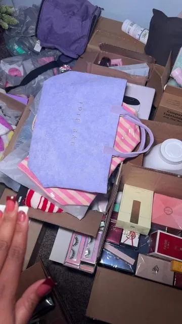 A little haul! #haultok #prpackages #samples #influencer #unboxingvideo 