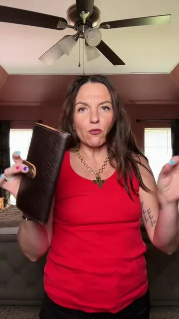 Grab a wallet and a purse and have a set that will last a lifetime! At the time of this video products are still in stock, but the deal is good now through 3/31! Don’t miss out ##portlandleather##leatherwallet##plgpartner@@Portland Leather
