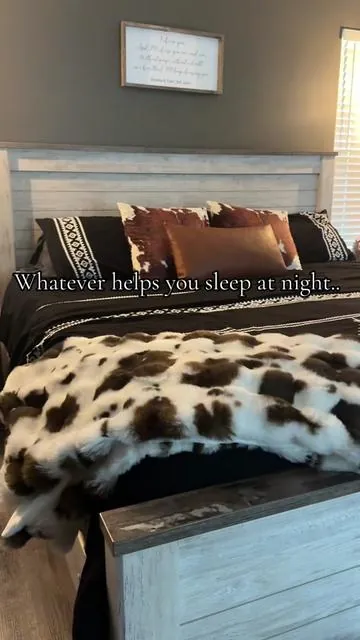 I sleep like a baby with my favorite comfoter set😉 check the orange cart for extra savings!  #westerndecor #beddingdecor 