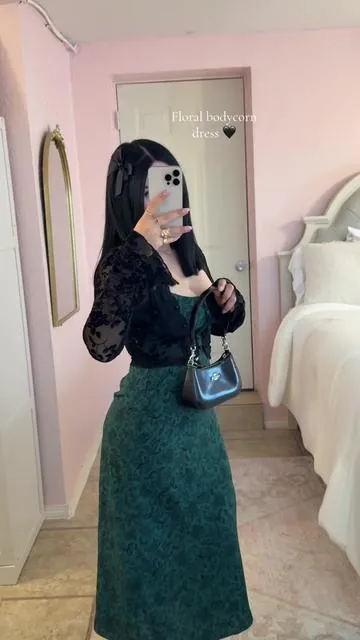 I love bodycorn floral dresses ✨✨✨