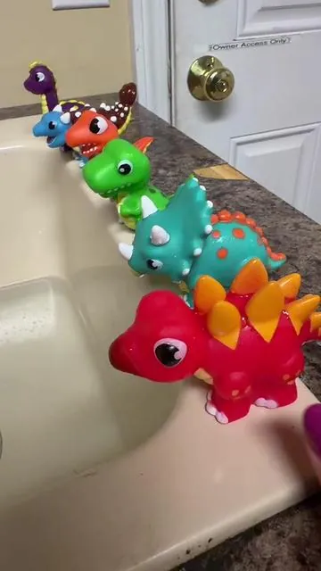 Light up bath toys! So much fun! #dinosaurs #bathtoy #toys 