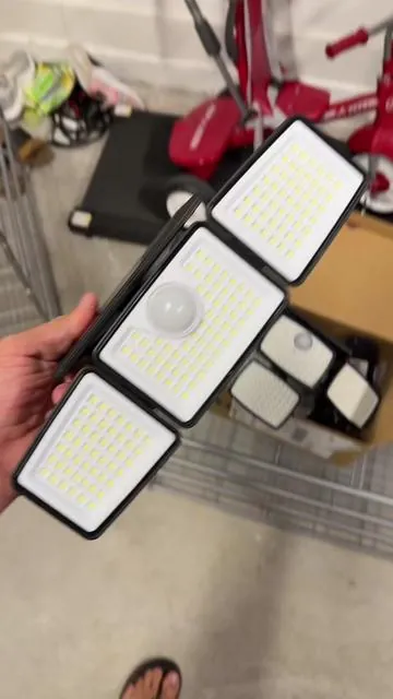 4500 lumens of straight-up brightness, 306 LEDs, and a 270° wide angle so nothing slips by. Motion sensor hits instantly, remote lets you switch modes without messing with it, and it’s IP65 waterproof so rain doesn’t stand a chance. Easy install, no wiring headaches… just mount it and you’re set. #hoodink #hoodinkspotlights #solarspotlights #outdoorlights #solarlights 
