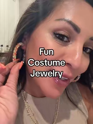 #CostumeJewelry #GoldEarrings #HoopEarrings #SummerFashion #TikTokShopCreatorPicks 