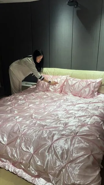 Hot pink? I found a fantastic shade of pink,l love it so much 🥰💕#bed #bedding #cozyhome #comfort #bedroom 