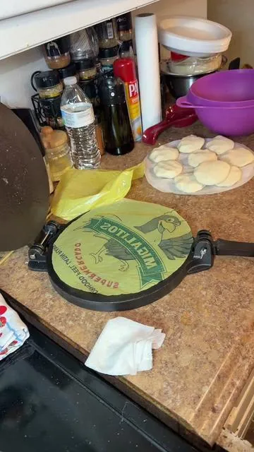 VEVOR Tortilla Press, 10 Inch Tortilla and Roti Maker, Cast Iron Heavy Duty Tortilladora Press, Pre-Seasoned Pataconera Maker with 100 Pcs Parchment Paper, Dough #Maker for Flour #Tortilla, Tata, Silver #Kitchen Round #cocina #tiktokshopcreatorpicks 
