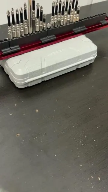 Para ser sincero, compré esto puramente por frustración; todas las distintas puntas de taladro que tenía en casa no lograban sujetar los tornillos: simplemente se caían una y otra vez. Eso fue hasta que compré esta. Realmente me ha levantado el ánimo y la recomiendo encarecidamente.#DIYLife #PowerTools #impact #bit #handyman 