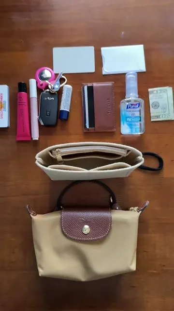 What’s in my bag? #whatsinmypurse #whatsinmywallet #minipurse #wallettok #walletsforwomen 