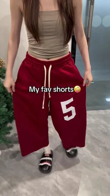 Hopping in red long shorts! #hooper #basketballshorts #longshorts #croppedpants #streetwear 