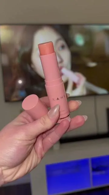 KAHI Wrinkle Bounce Multi Balm Stick — Barra Antiarrugas con Colágeno y PDRN, Bálsamo Hidratante Multiusos para Rostro, Labios y Cuello; Potenciador de Luminosidad Antienvejecimiento con Colágeno de Salmón, Aceite Fermentado de Jeju y PDRN para la Reparación e Hidratación de la Piel. @KAHI US #tiktokshop #cuidadodelapiel #kbeauty #balsamo #kahibalm 