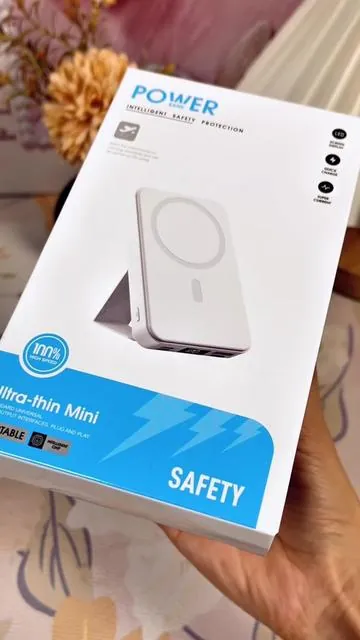 TikTok made this power bank way too cheap!👀🤯🔥 #fyp #wirelesscharging #magneticpowerbank #phonecharger #tiktokshopspringglowup