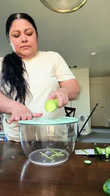 Es bien fácil hacer ensaladas con este bowl trae varios ralladores!#saladpinner #kitchenhacks #utensiliosdecocina #kitchenmusthave #tiktokshopspringglowup 