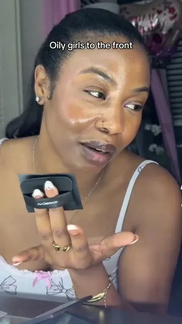 I’m SHOOOOK. & there’s setting powder infusedddd 🥹 #blottingpaper #blottingpowder #carslan #oilyskin 