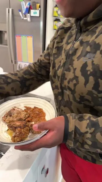 Does your Microwave Splatter Cover have a steamer? Mine does, I just upgraded to a Water Steamer, 10 inch Clear Microwave Plate Cover. It protects the Food,m from splattering everywhere as well as a useful Kitchen Gadget and Accessory. I’ll link it right below ⬇️  #microwavesplattercover  #microwave #kitchengadgets  #kitchenhacks  #fyp 