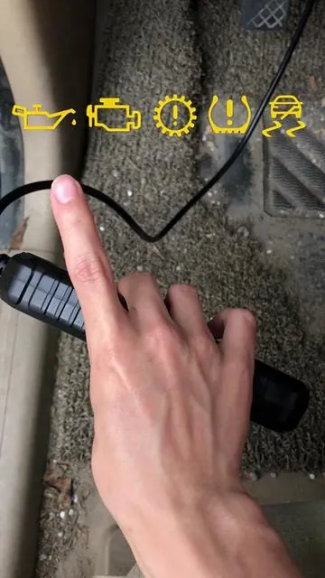 No computer or app needed—just plug it in and it'll tell you what's wrong with your car.#tiktokshopitalia #obd2 #scanner #checkengine #checkenginelight 