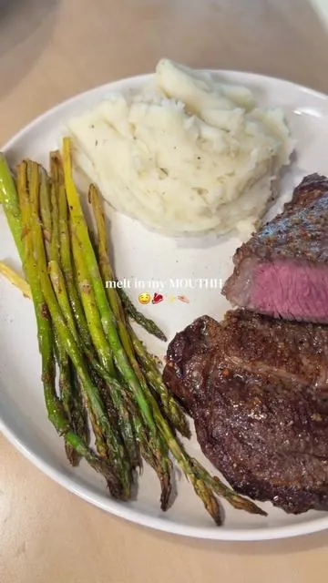 Cooked to absolute perfection 🤤 my new fav way to cook a steak thanks to @Ninja Kitchen 🥩👏🏼 #ninjacrispi #airfryer #cookingsteak #easydinnerideas #quickdinnerideas 