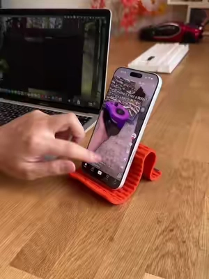 For something this simple. It’s actually pretty useful #phonestand #contentcreator #coolfinds #techaccessories #phoneholder 