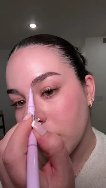 Nunca había visto un lápiz de cejas con esta tecnología 😱💜 arriba de mi nombre tienes el enlace directo para comprar el kit con envío gratis ahora ✨  @SUREZIA #cejas #cejasperfectas #cejaspeloapelo 