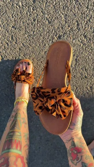 #leopardprint #leopardprintshoes #comfysandals #altoutfits #summeroutfits 