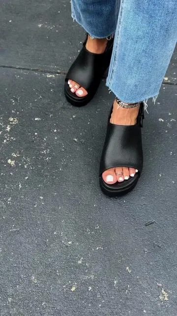 Crocs just dropped the Dylan Platform Buckle Slide and this is already selling out… #crocs #platformshoes #platformsandals #sandals #tiktokshopcreatorpicks 