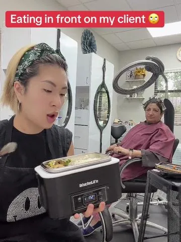 Eating while my client hair color process with this Cordless Electric Lunch Box#electriclunchbox #lunchbox #foryoupagе #tiktokshopdeals #tiktokshop 