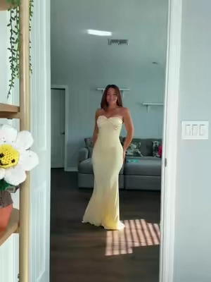 I want to wear this gown everyday lol 