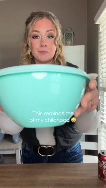 Something about the pastel Tupperware that gives me so much nostalgia. #tupperware #nostalgictupperware #pasteltupperware #kitchencontainers #greenish 