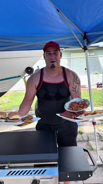 ¿Te gusta cocinar al aire libre como un PRO? 😎 Con la estufa ROVSUN de 2/3 quemadores vas a llevar tus parrilladas, frituras y cooking outdoor a otro nivel 💪🔥 ✔️ Potencia BRUTAL hasta 225,000 BTU ✔️ Encendido automático (sin complicaciones) ✔️ Plancha incluida + espacio lateral ✔️ Perfecta para BBQ, camping, frituras y hasta cerveza casera 🍔🍤🍳 ✔️ Súper resistente y fácil de usar 💥 Ideal para patio, backyard o llevar de camping ⚡ Cocina más rápido, más fuerte y sin límites 👉 Dale upgrade a tu forma de cocinar HOY#ROVSUN 2/3 Burner Outdoor Prop #tiktokshop #parrilla #bbq #outdoorcooking           