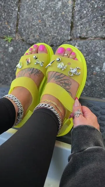 💛 @Crocs #crocs #crocssandals #comfysandals #springfashion #altgirl 