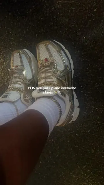 not too much… but these gold nike vomeros really do stand out ✨ they’re lightweight, comfortable, and add that sparkly touch that makes any gym look feel a little extra 👟 definitely my go to when I want something cute but still practical #flykicks #nikevomero #sparklysneakers #gymshoes #athleisure