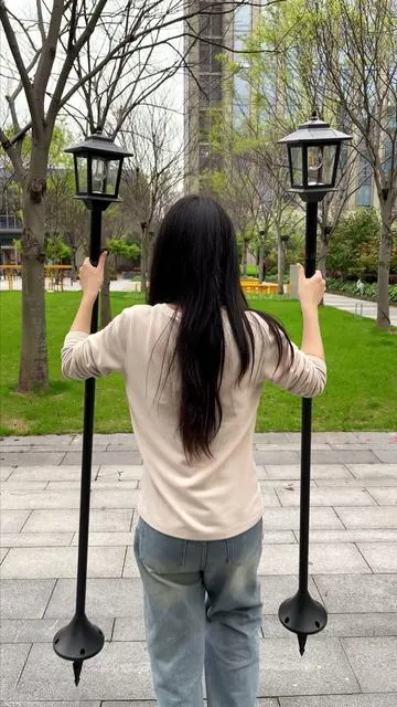Iluminar mi jardín oscuro era hace mucho tiempo, y estos postes de luz solar lo resolvieron sin cablear ni contratar a nadie. Tienen 63 pulgadas de alto, funcionan con energía solar, emiten una cálida iluminación blanca y duran hasta 10 horas.Siga la tienda para agarrar un cupde descuento adicional de $5!*#SolarLamp #OutdoorLighting  #lamparasolar #solarpostlight 