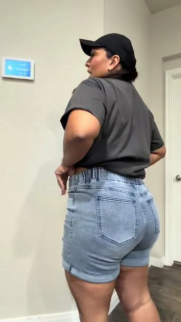 My new favorite comfy JEAN shorts! #momshorts #jeanplussizeshorts #plussizeshorts #plussizefashion 